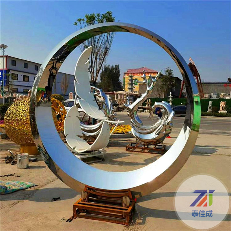 為什么戶外廣場中常擺放不銹鋼雕塑？